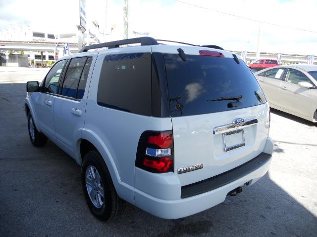 Ford Explorer 2010 photo 2