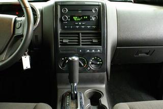 Ford Explorer 2010 photo 2