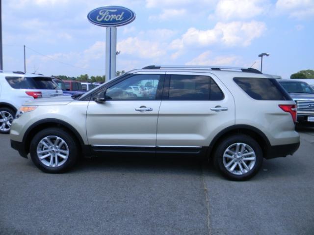 Ford Explorer 2011 photo 1