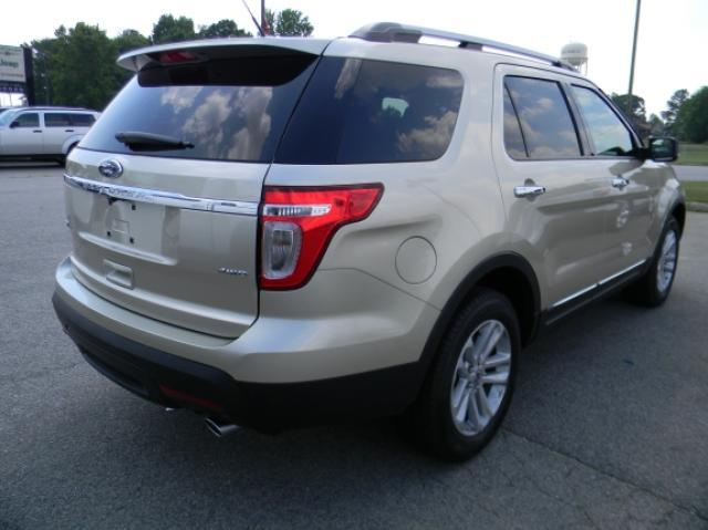 Ford Explorer 2011 photo 2