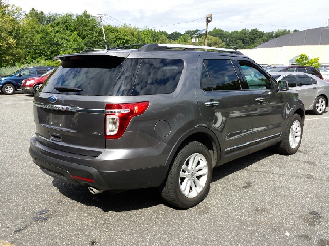 Ford Explorer 2011 photo 1