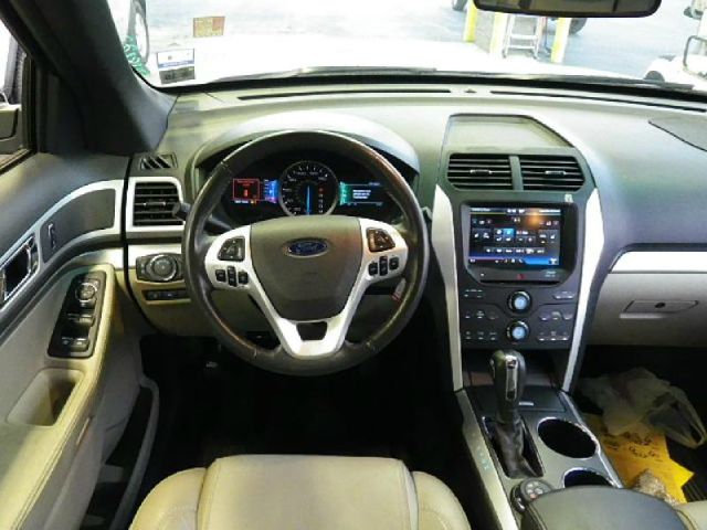Ford Explorer 2011 photo 2