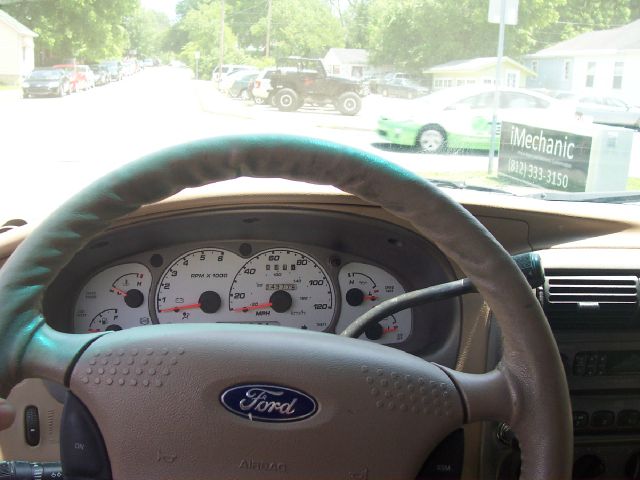 Ford Explorer Sport Trac 2001 photo 2