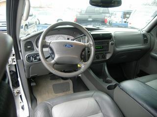 Ford Explorer Sport Trac 2004 photo 2