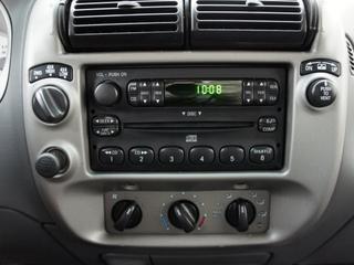 Ford Explorer Sport Trac 2004 photo 2