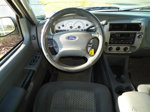 Ford Explorer Sport Trac 2004 photo 3
