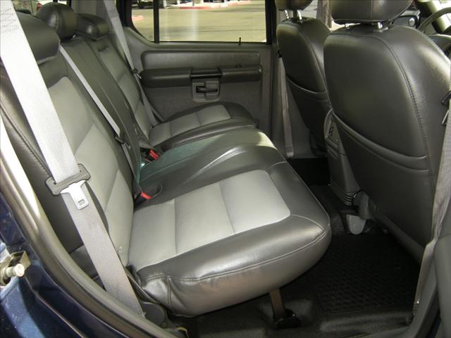 Ford Explorer Sport Trac 2004 photo 2