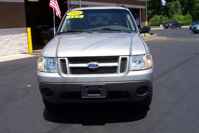 Ford Explorer Sport Trac 2004 photo 2