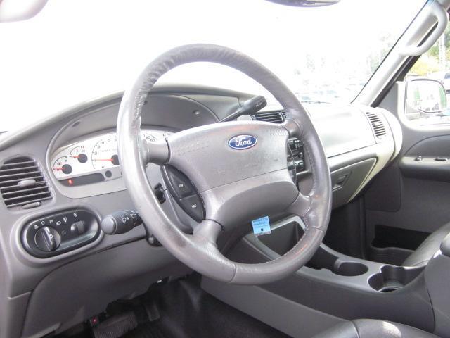 Ford Explorer Sport Trac 2004 photo 2
