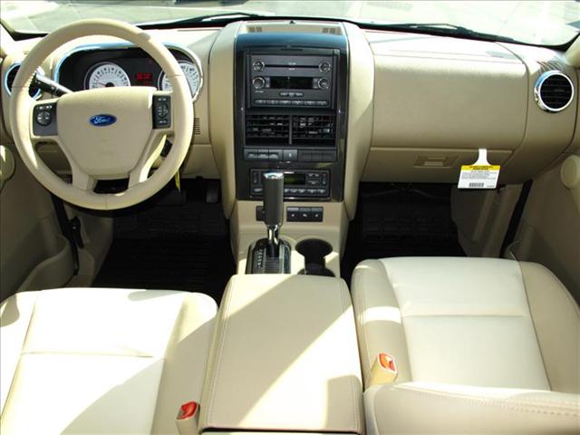 Ford Explorer Sport Trac 2010 photo 2
