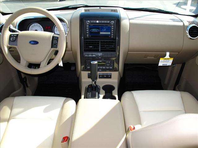 Ford Explorer Sport Trac 2010 photo 2