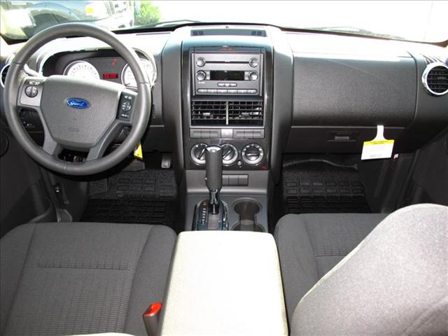 Ford Explorer Sport Trac 2010 photo 2