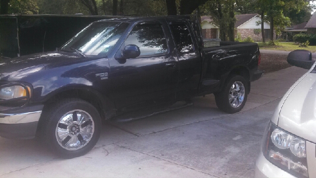 Ford F-150 SLE 5.3L V8 4WD 9 Passenger ABS TC Pickup Truck