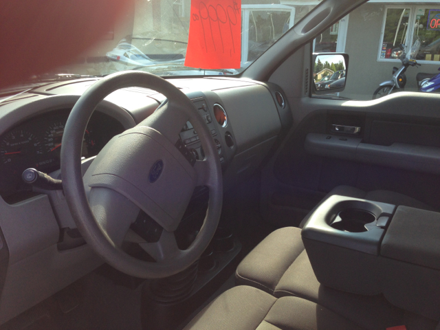 Ford F-150 XL 2WD Reg Cab Pickup Truck