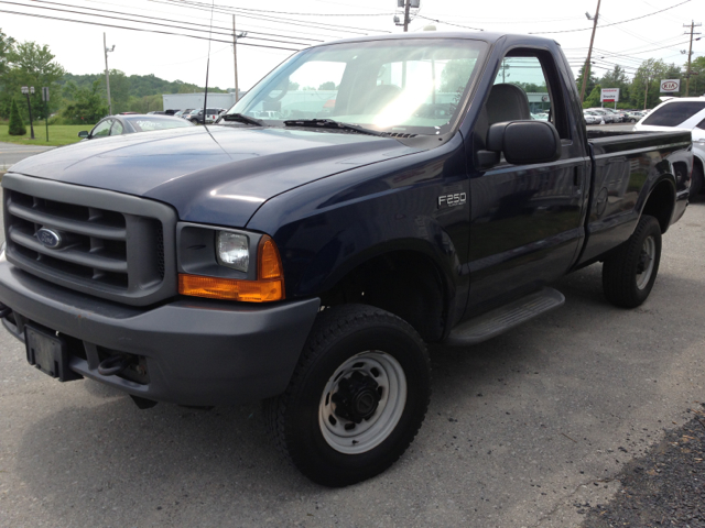 Ford F-250 SD Crew Cab Short Box 2-wheel Drive SLE Pickup Truck
