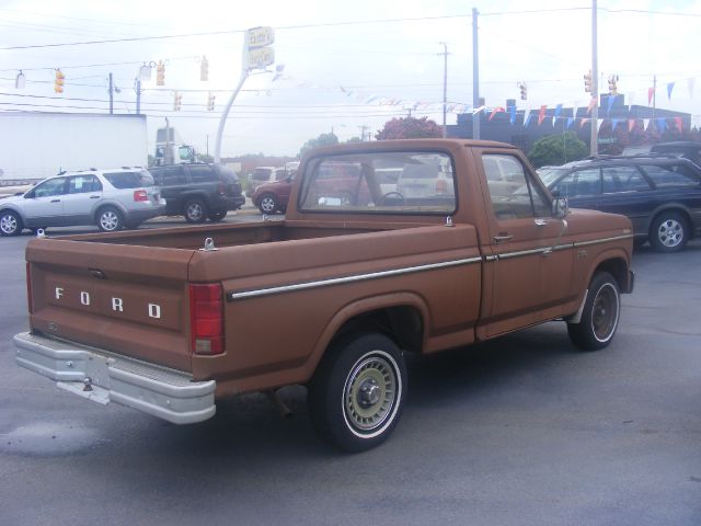 Ford F150 1985 photo 2