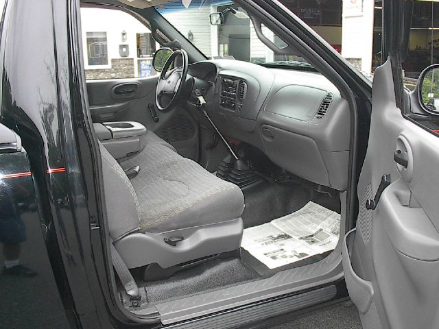 Ford F150 2dr Reg Cab 135 WB Truck Pickup Truck