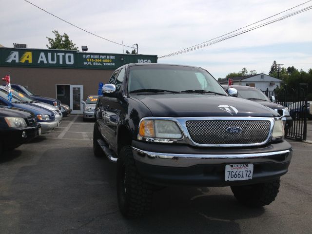 Ford F150 LT Z-71 Crew Cab 4x4 Pickup Truck