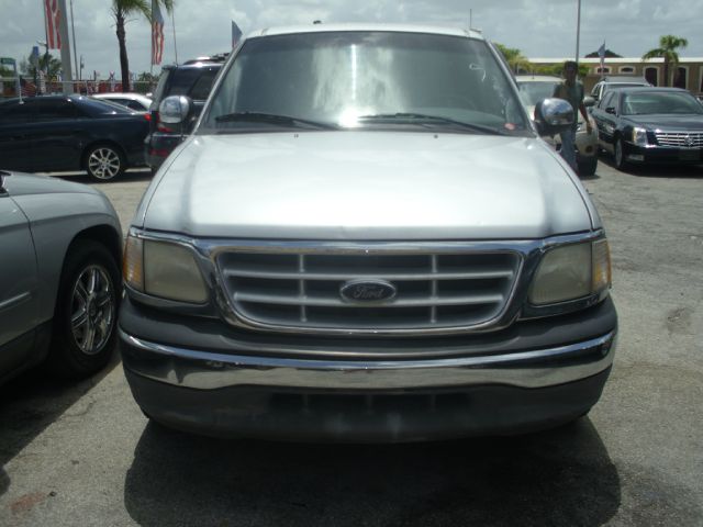 Ford F150 SL Short Bed 2WD Pickup Truck