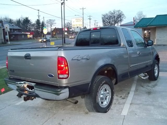 Ford F150 Crew Cab 143.5 WB 4WD SLT Pickup Truck