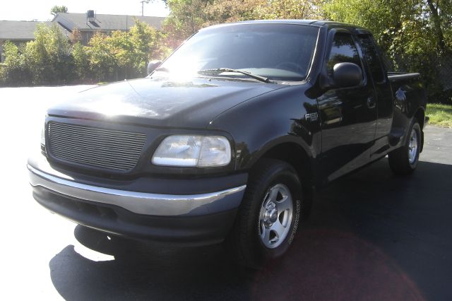 Ford F150 SLE 5.3L V8 4WD 9 Passenger ABS TC Pickup Truck