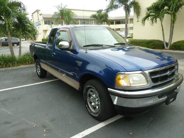 Ford F250 XLT Supercrew Short Bed 2WD Pickup Truck