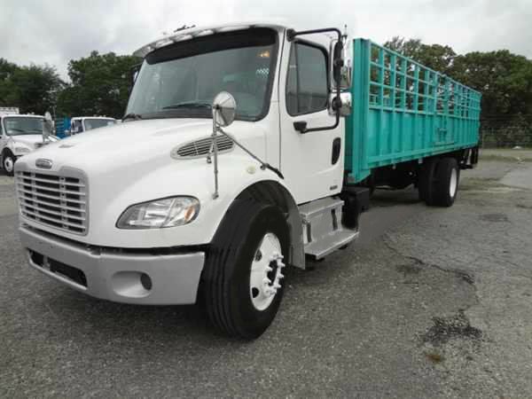 Freightliner M-2 24 foot flatbed 2005 photo 4