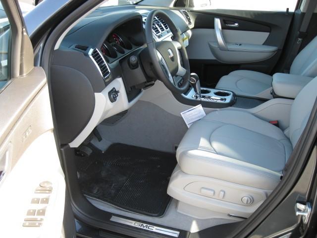 GMC Acadia 2011 photo 2