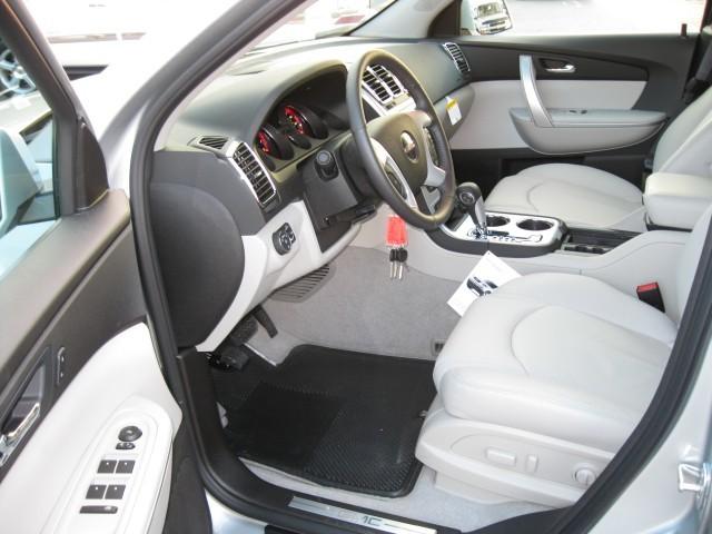 GMC Acadia 2011 photo 2