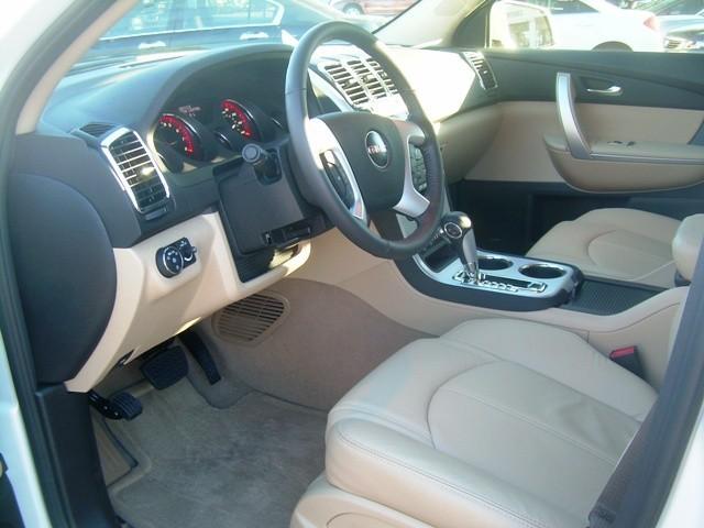 GMC Acadia 2011 photo 2