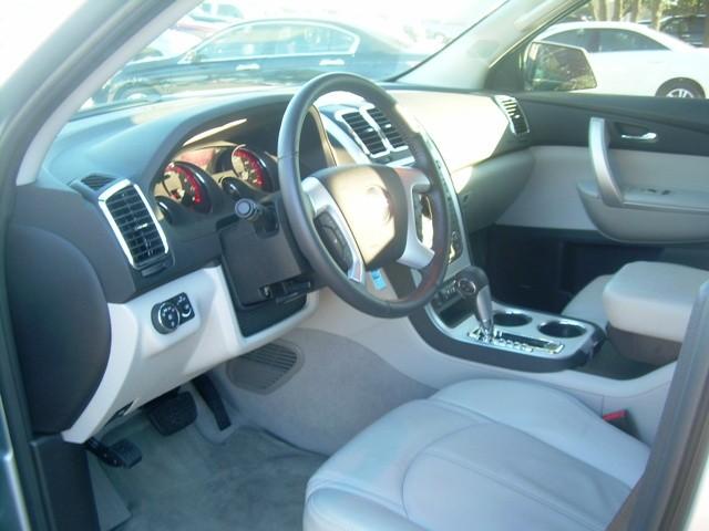 GMC Acadia 2011 photo 2