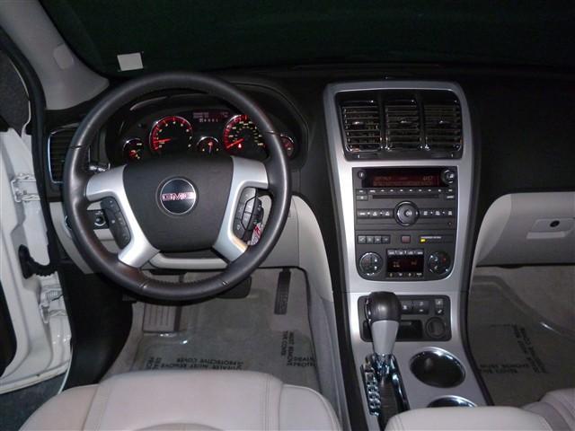 GMC Acadia 2011 photo 2