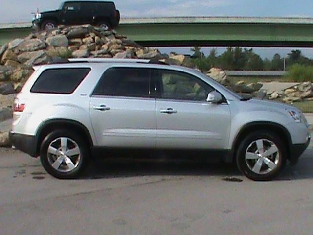 GMC Acadia 2011 photo 2