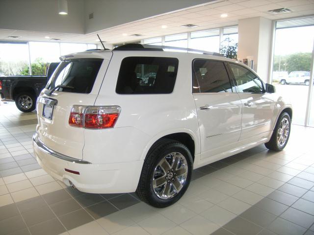 GMC Acadia 2011 photo 2