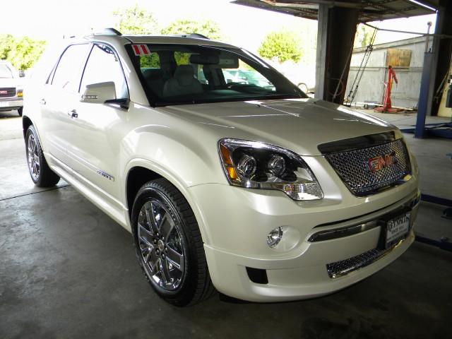 GMC Acadia 2011 photo 2