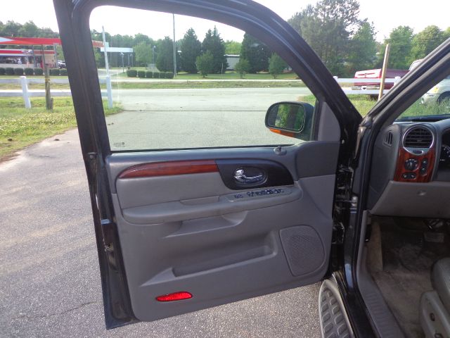 GMC Envoy 2003 photo 16