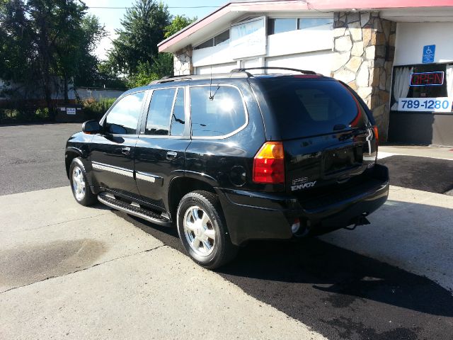 GMC Envoy 2003 photo 2