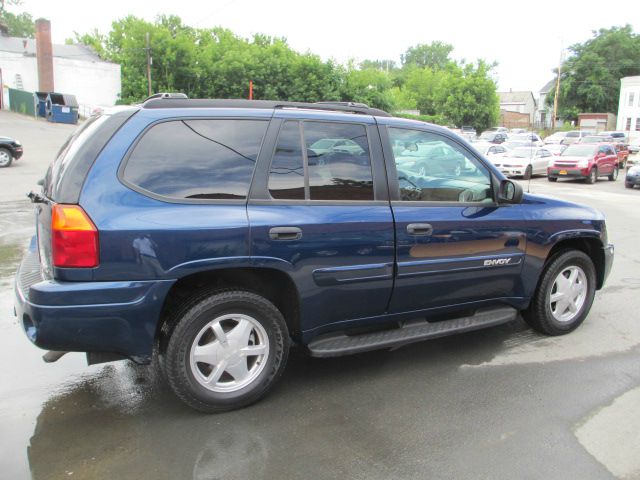 GMC Envoy 2003 photo 2