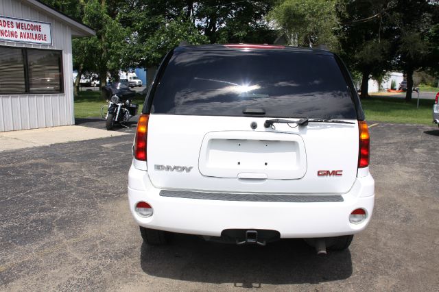 GMC Envoy 2004 photo 2