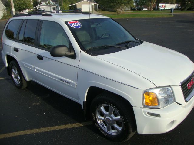 GMC Envoy 2004 photo 2