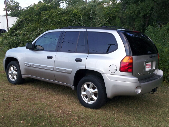 GMC Envoy 2004 photo 2