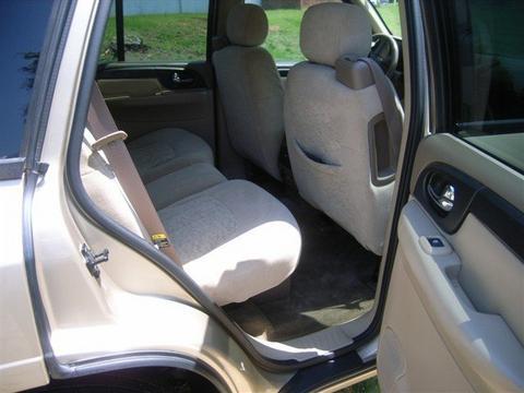 GMC Envoy 2004 photo 2