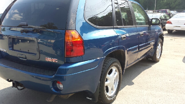 GMC Envoy 2005 photo 2