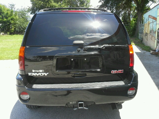 GMC Envoy 2005 photo 2