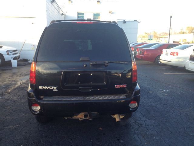 GMC Envoy XL 2004 photo 2