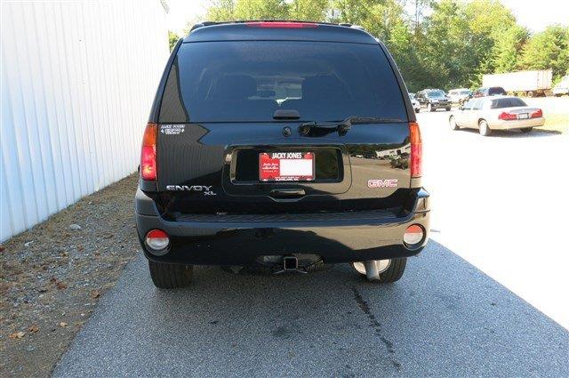 GMC Envoy XL 2006 photo 2