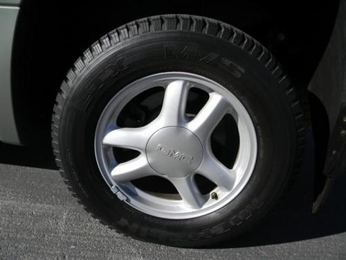 GMC Envoy XUV 2004 photo 2