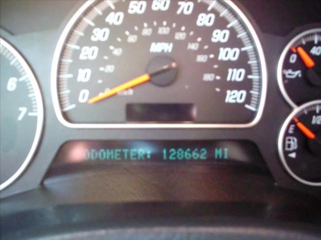 GMC Envoy XUV 2004 photo 2