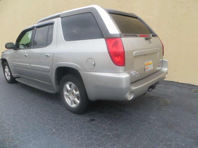 GMC Envoy XUV 2004 photo 2