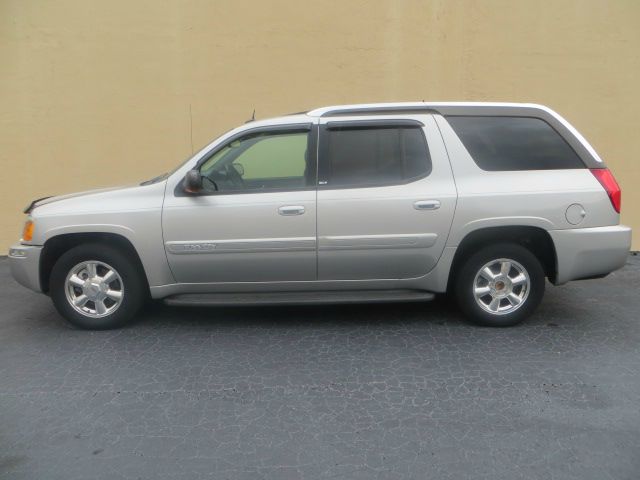 GMC Envoy XUV 2004 photo 3
